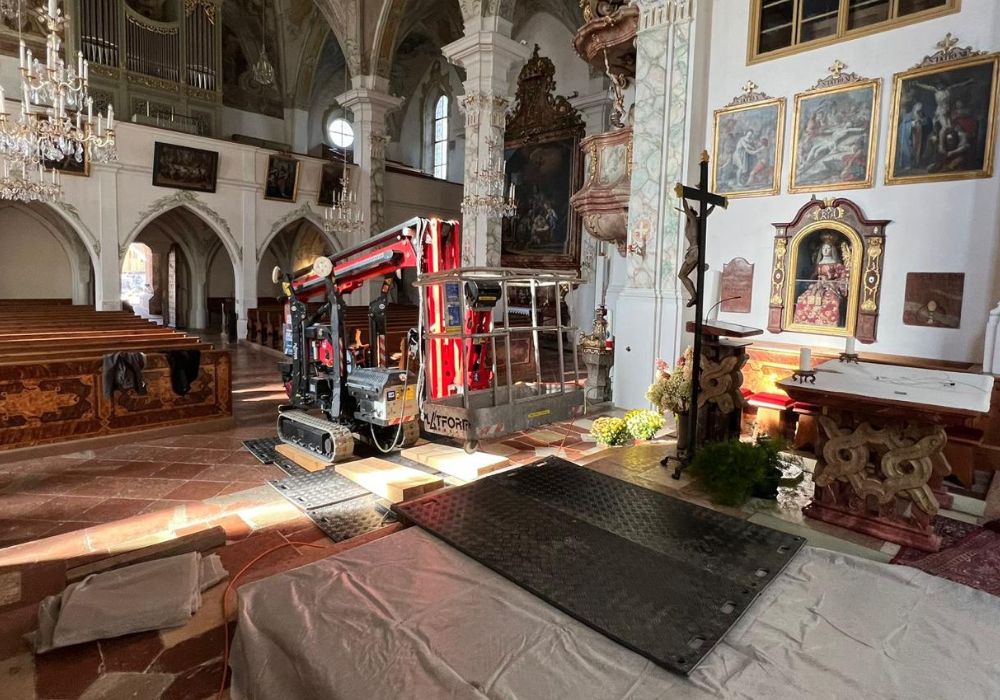 Sicherer Einsatz auf empfindlichem Untergrund bei Arbeiten mit Arbeitsbühnen.