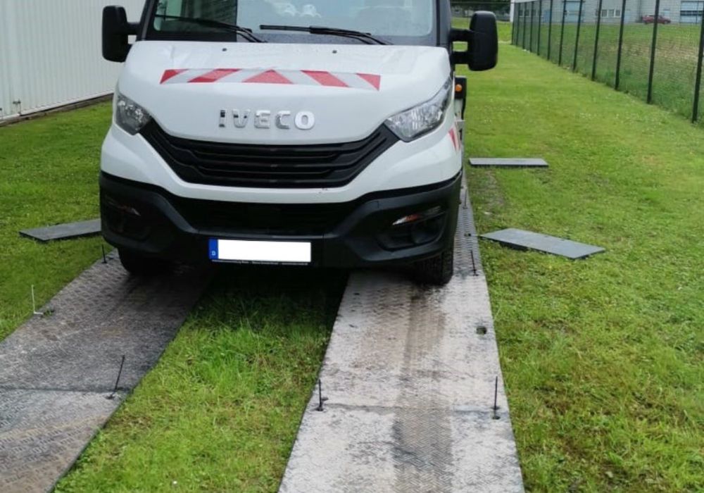 Temporäre zweispurige Fahrstraße für kontrollierte Zufahrt von Maschinen.